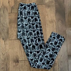 Black and white patterned Lularoe leggings